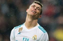 Neville kể chuyện dùng tiểu xảo với Ronaldo