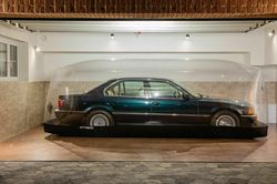 BMW 7-Series bị nhốt trong lồng nhựa suốt 22 năm