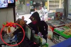 Khách nữ trộm điện thoại của nhân viên trong cửa hàng tạp hóa
