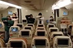 Du học sinh nhảy múa trên chuyến bay cuối cùng về nước