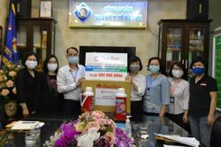 Rạng Đông ủng hộ hơn 2.000 phích đựng nước nóng cho các bệnh viện dã chiến phòng chống Covid-19