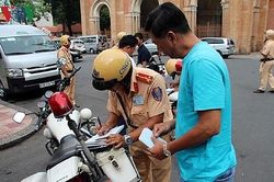Trông người để ngẫm đến mình (Bài 2): Xử phạt giao thông, sao chỉ Việt Nam thu bằng lái?