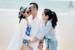Hoa hậu Oanh Lê mặc bikini gợi cảm trong kỳ nghỉ bên chồng con ở Vũng Tàu