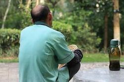 Kết hôn với cụ ông 65 tuổi, cô gái trẻ khiến con trai của chồng vừa nhìn thấy đã 'tái mặt'