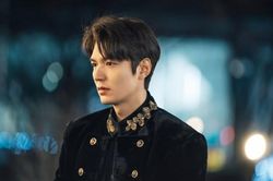 'The King': Hoàng đế Lee Min Ho vội thân mật với Kim Go Eun trong lần đầu gặp gỡ