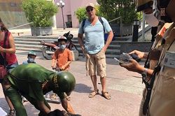 Dùng dao bấm đâm du khách cướp điện thoại