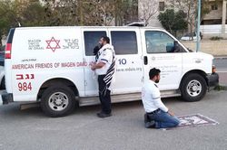 Xúc động khoảnh khắc nhân viên y tế Israel cầu nguyện giữa đại dịch Covid-19