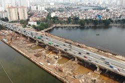Phân luồng nhiều tuyến đường để vận chuyển dầm thi công dự án Vành đai 3 qua hồ Linh Đàm