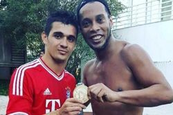 Rivaldo: 'Ronaldinho tổn hại danh tiếng khi ngồi tù'