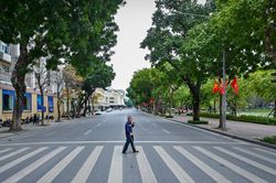 Phố xá vắng vẻ, nhân viên y tế ra đường nhắc người dân đeo khẩu trang