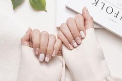 Làm thế nào để tẩy sơn gel móng tay mà không cần ra tiệm?