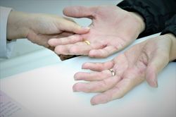 Cách bảo vệ da tay khi sử dụng dung dịch cồn sát khuẩn thường xuyên