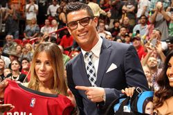 'Cậu bé vàng' của NBA câm nín khi gặp Ronaldo