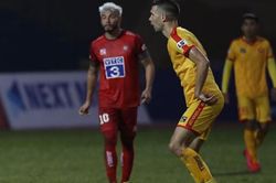 Ngoại binh chê mặt sân V-League như giải nghiệp dư