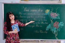 Cô giáo xứ Huế vẽ tranh trên bảng khiến học sinh 'thèm' đến lớp