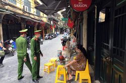 Theo chân cảnh sát đi tuần, phạt người không đeo khẩu trang nơi công cộng