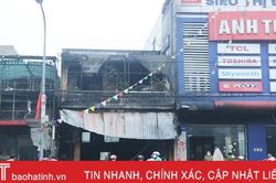 Hiện trường vụ cháy cửa hàng phụ tùng ôtô, săm lốp ở Cẩm Xuyên