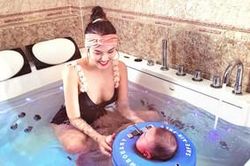 Khoe clip cùng con trai chơi trong bồn tắm, Lan Khuê khiến fan 'nhức mắt' với vòng 1 gợi cảm
