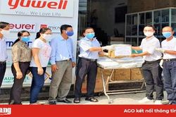 Ban Chỉ đạo Phòng, chống dịch bệnh Covid-19 TP. Châu Đốc tiếp nhận găng tay, đồ bảo hộ do nhà hảo tâm tặng