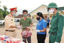 Sông Mã: Tặng khẩu trang, xà phòng và tuyên truyền phòng, chống dịch COVID-19