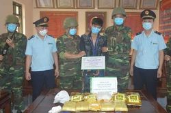 Dùng xe máy chở 5kg 'hàng đá' và 30.000 viên ma túy vào Việt Nam