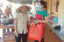 Bà lão hơn 70 tuổi đi bộ 2km ủng hộ gạo cho khu cách ly Covid-19 ở Hà Tĩnh