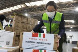 Phương Tây lo ngại chính sách 'ngoại giao khẩu trang' của Trung Quốc