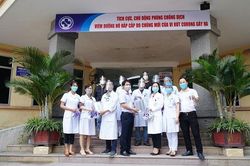 Thầy thuốc tìm tòi làm kính bảo hộ ngăn giọt bắn dự phòng COVID - 19