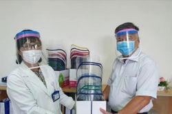 BV Chợ Rẫy hướng dẫn làm tấm chắn ngăn giọt bắn phòng dịch COVID-19