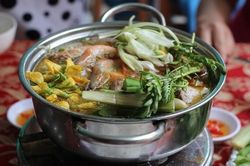 Ngập hải sản trong nồi lẩu mắm Cần Thơ