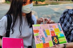 Bệnh nhân Covid-19 làm thiệp tặng bác sĩ ngày xuất viện