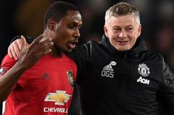 Bóng đá hôm nay 29/3: Ighalo nhận giải thưởng đầu tiên tại MU. Ronaldo giảm lương, Messi bị chỉ trích