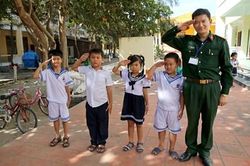 'Chúng cháu muốn trở thành chú bộ đội!'