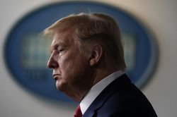 COVID -19 chơi khăm Trump