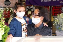 Ông ngoại bế con gái Mai Phương nhìn mặt mẹ trong tang lễ