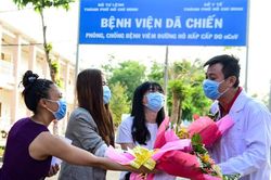 4 nữ bệnh nhân Covid-19 tươi vui xuất viện, tặng hoa bác sĩ ở TP.HCM
