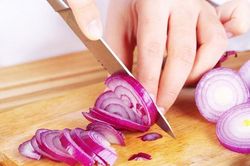 Tuyệt chiêu giúp bạn cắt hành không bị cay mắt