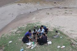 Bất chấp lệnh cấm, hàng trăm người ra bãi giữa sông Hồng tụ tập
