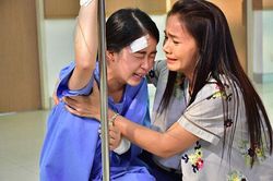 Ngày em vào viện sinh con, mẹ chồng nắm tay dìu từng bước, bà thều thào: 'Bằng mọi giá, mẹ con mình phải giữ giọt máu cuối cùng này'