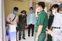 Ca sĩ Nguyễn Phi Hùng tặng quà tại 2 khu cách ly