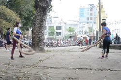 Độc đáo chị em rủ nhau 'lắc vòng khổng lồ' trong công viên