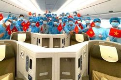 Hình ảnh chuyến bay của Vietnam Airlines đưa người Việt ở Ukraine về nước