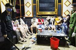 Bất chấp lệnh cấm, 11 nam thanh nữ tú vẫn tụ tập 'quẩy' trong quán karaoke