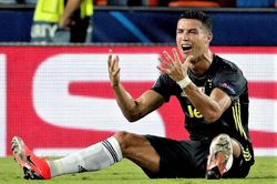 Ronaldo không phục khi phải mua quà tặng toàn đội Juventus