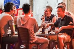 Bất chấp lệnh cấm, nhiều quán nhậu ở TP.HCM vẫn đông khách