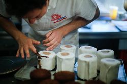 Bánh kem hình cuộn giấy vệ sinh cháy hàng tại Đức