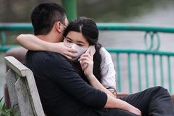 Người dân ra hồ Tây hóng gió, ôm ấp giữa dịch bệnh
