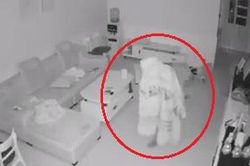 Tên trộm trùm chăn như 'ma' đột nhập nhà dân