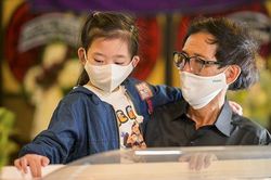 Con gái Mai Phương ngơ ngác trong đám tang của mẹ