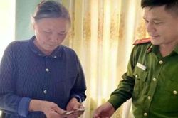 Trưởng công an xã trao trả tiền cho bà cụ đánh rơi